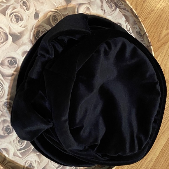 Headslip black hat with bow - Picture 2 of 15